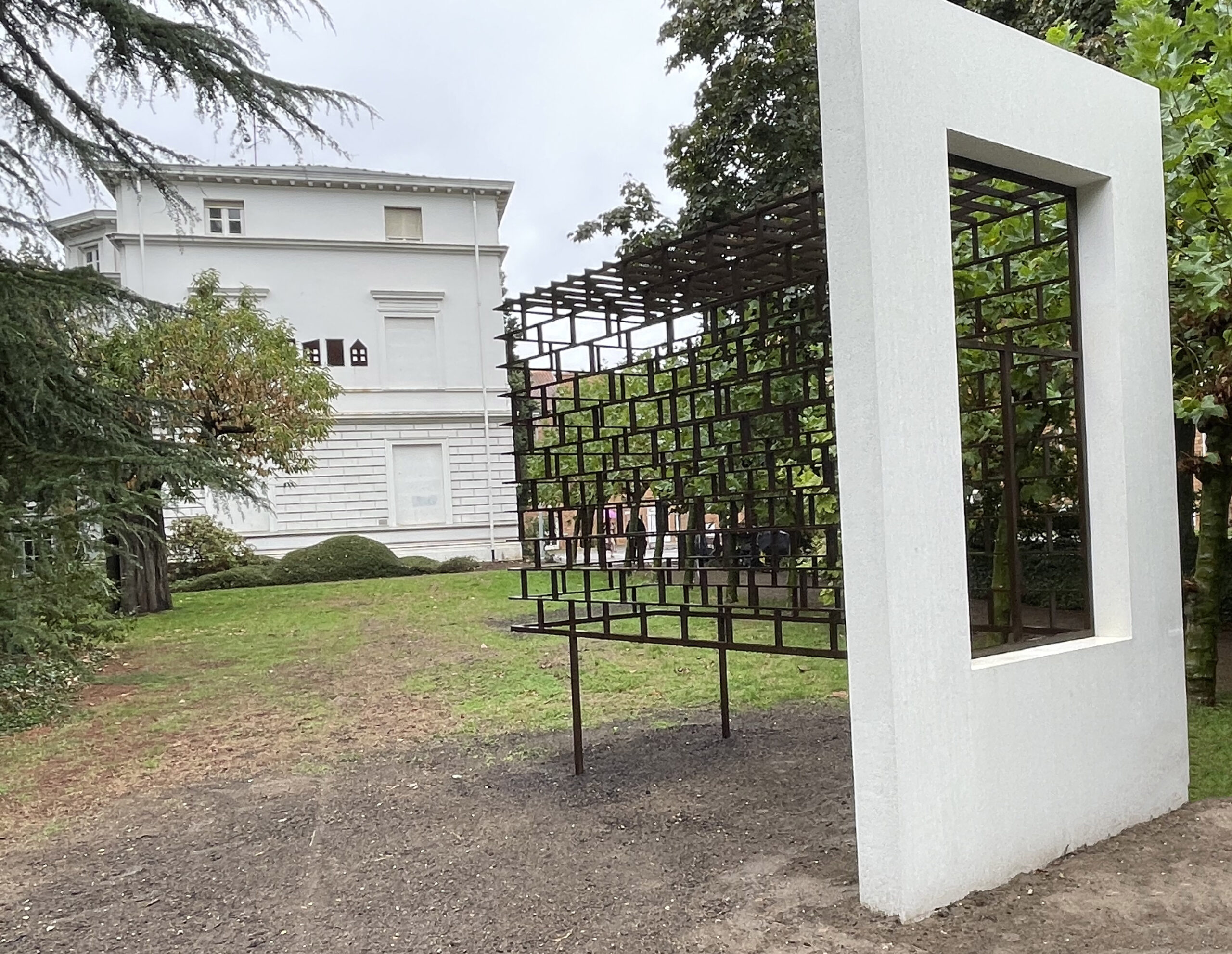 Skulptur „Inverted Window der Stadt Viersen übergeben